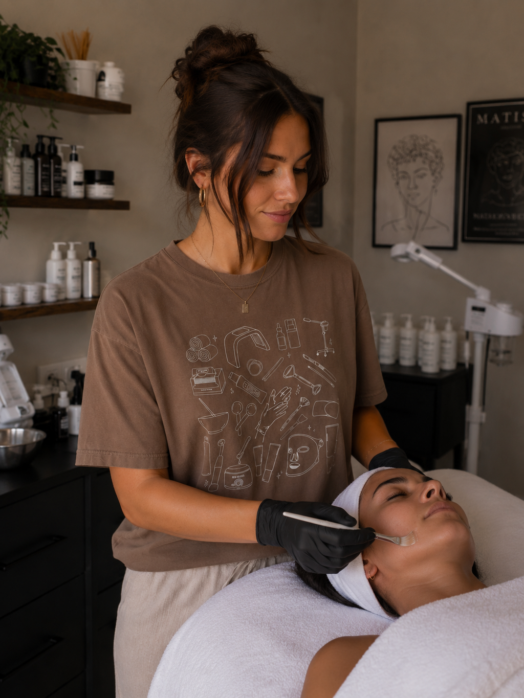 Esthetician Line Art – Tee